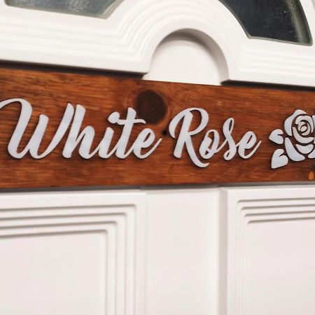 Апартаменты White Rose Studio Basement Будапешт Экстерьер фото
