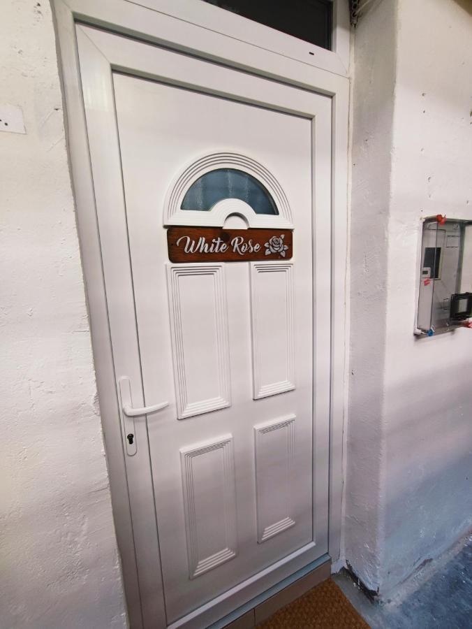 Апартаменты White Rose Studio Basement Будапешт Экстерьер фото